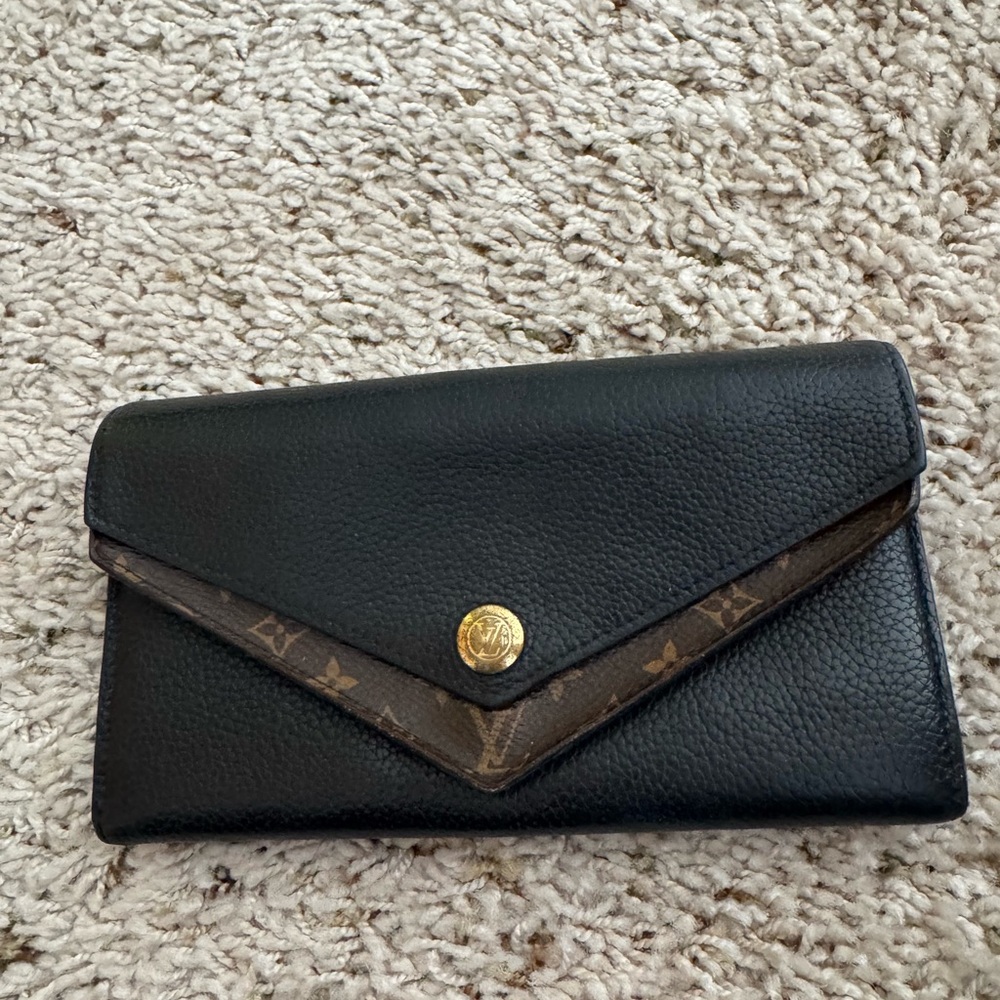 **SOLD** Louis Vuitton Portefueille Double V wallet